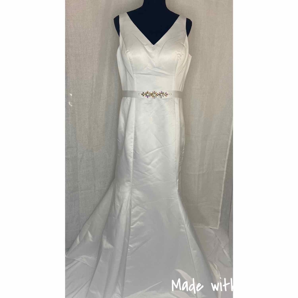 Nwt woman Formal long Dress wedding & Prom with details on the waist